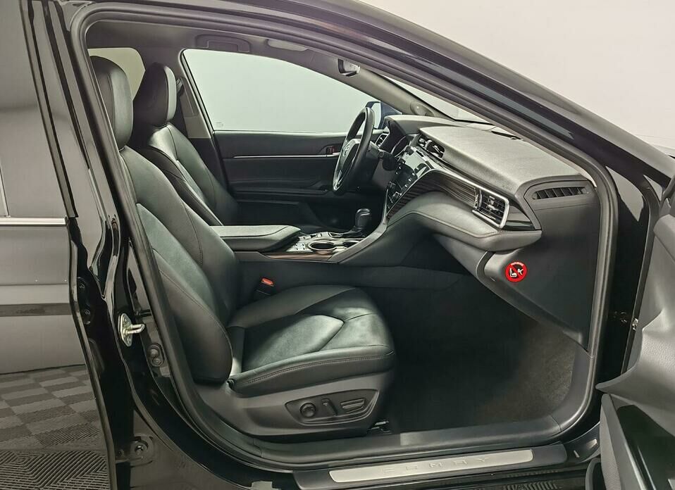 Toyota Camry 2.5 AT (181 л.с.)