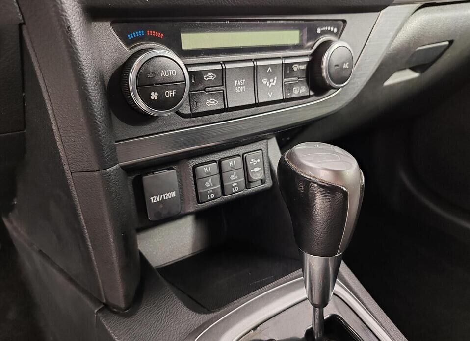 Toyota Auris 1.6 CVT (132 л.с.)