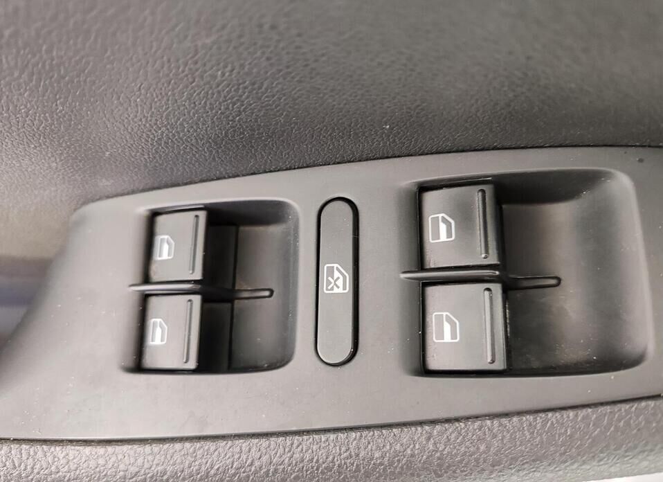 Volkswagen Jetta 1.6 AT (110 л.с.)