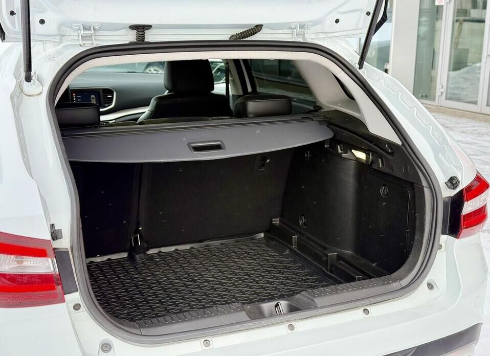 LADA (ВАЗ) Vesta, I Рестайлинг (NG) Cross 1.8 CVT (122 л.с.)