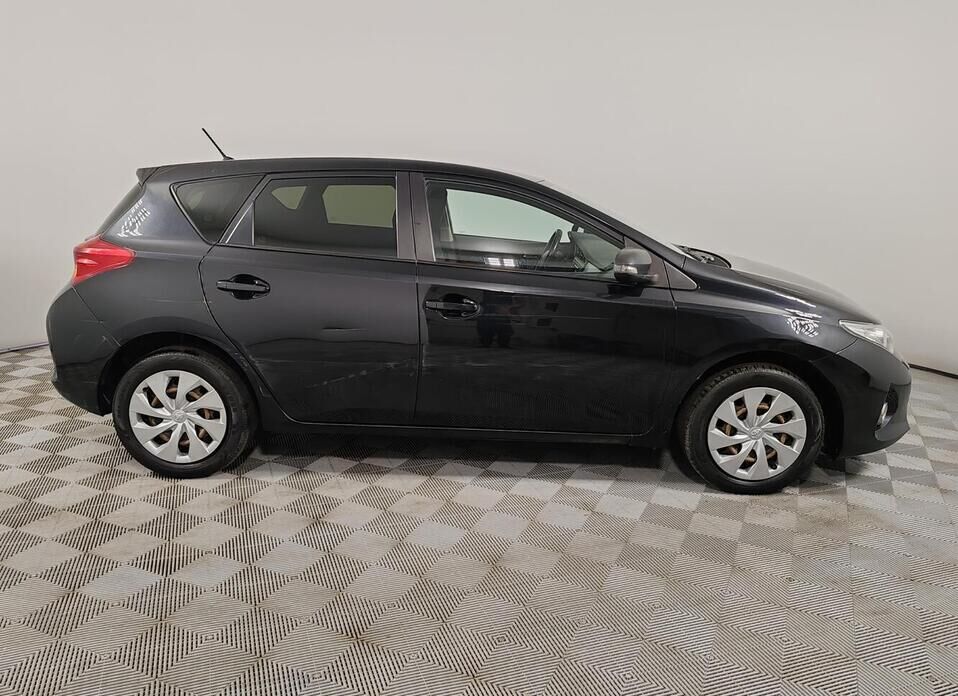 Toyota Auris 1.6 CVT (132 л.с.)
