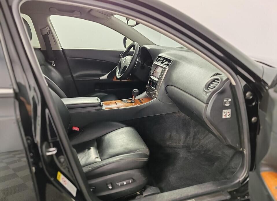 Lexus IS 250 2.5 AT (208 л.с.)