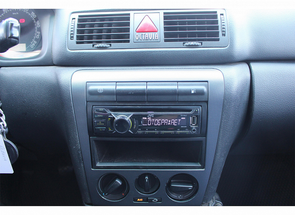 Skoda Octavia, I (A4) Рестайлинг 1.6 MT (102 л.с.)