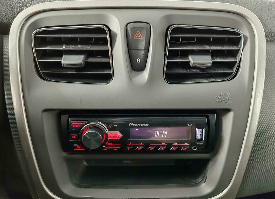 Renault Logan 1.6 MT (82 л.с.)