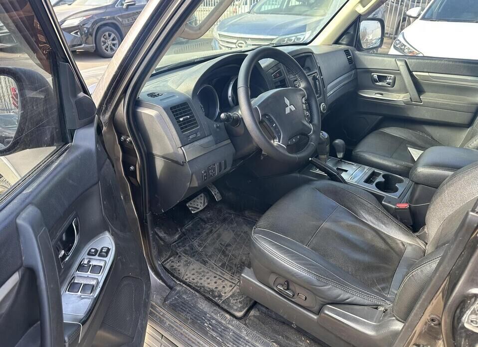 Mitsubishi Pajero, IV Рестайлинг 1 3.2d AT (200 л.с.) 4WD