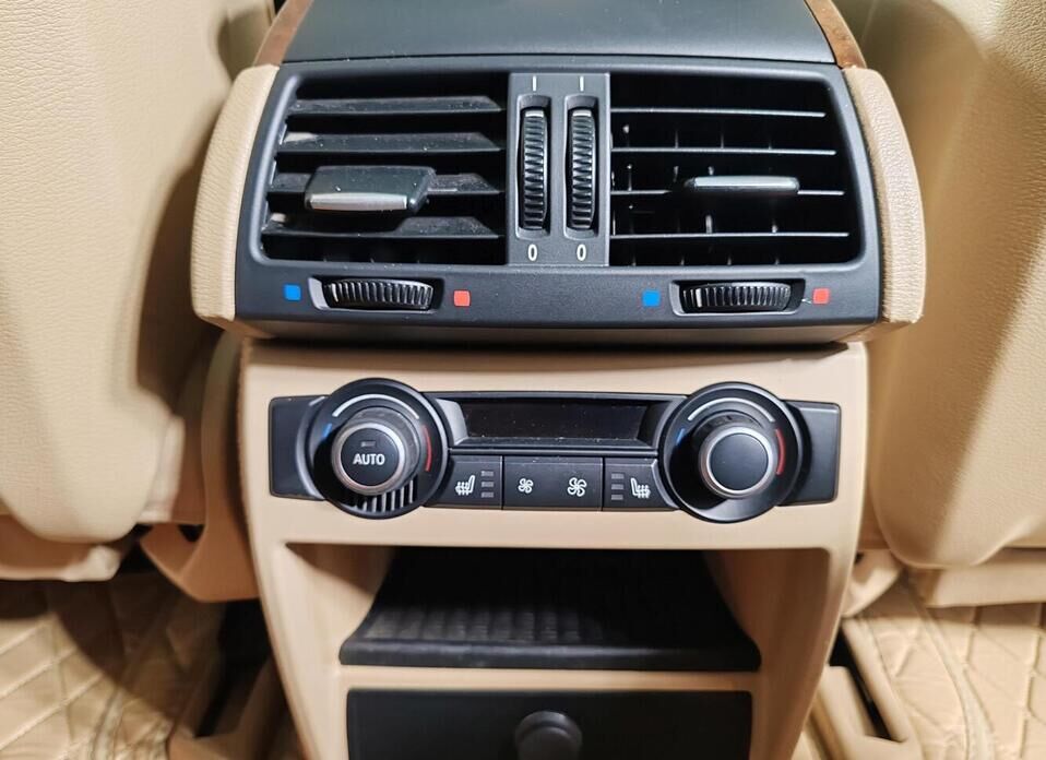 BMW X5, II (E70) 30i 3.0 AT (272 л.с.) 4WD