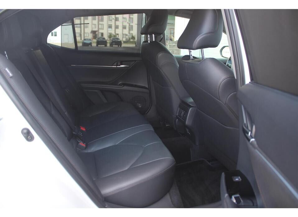 Toyota Camry 2.5 AT (181 л.с.)