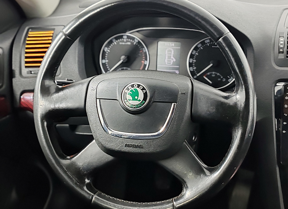 Skoda Octavia, II (A5) Рестайлинг 1.6 MT (102 л.с.)