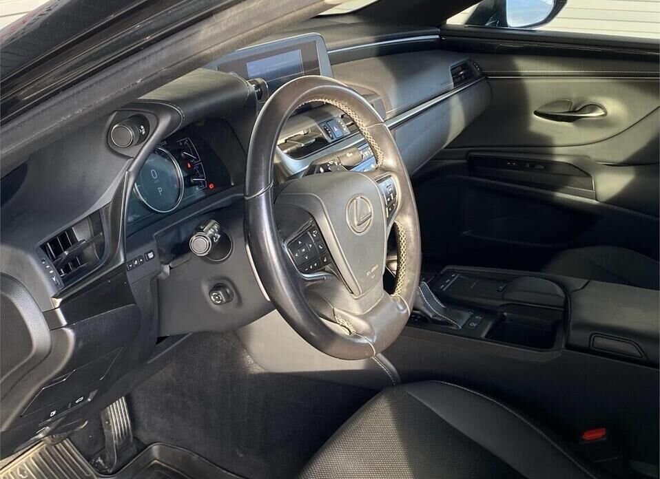 Lexus ES, VII 250 2.5 AT (200 л.с.)