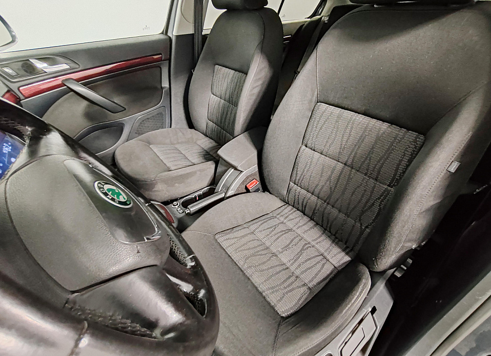 Skoda Octavia, II (A5) Рестайлинг 1.6 MT (102 л.с.)