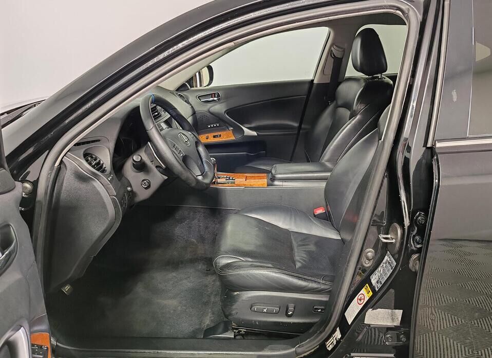 Lexus IS 250 2.5 AT (208 л.с.)