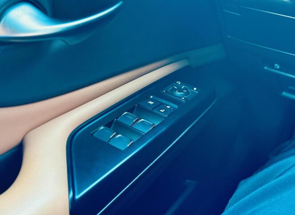 Lexus ES, VII 250 2.5 AT (200 л.с.)