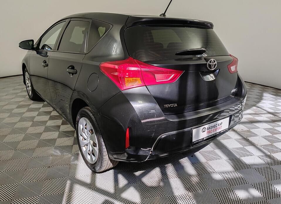 Toyota Auris 1.6 CVT (132 л.с.)