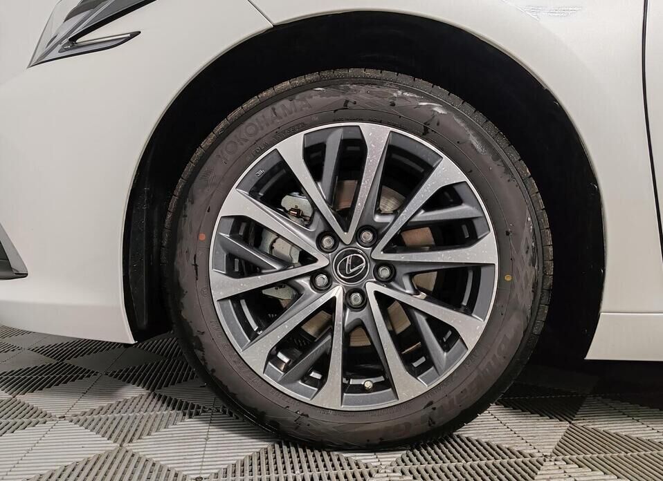 Lexus ES, VII Рестайлинг 2 200 2.0 CVT (173 л.с.)